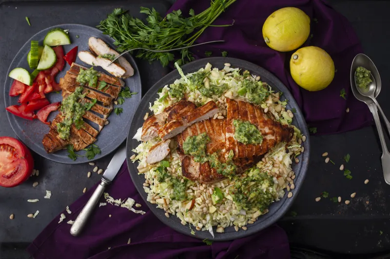 Shawamakylling med tahindressing og æble-spidskålssalat - Ketoliv