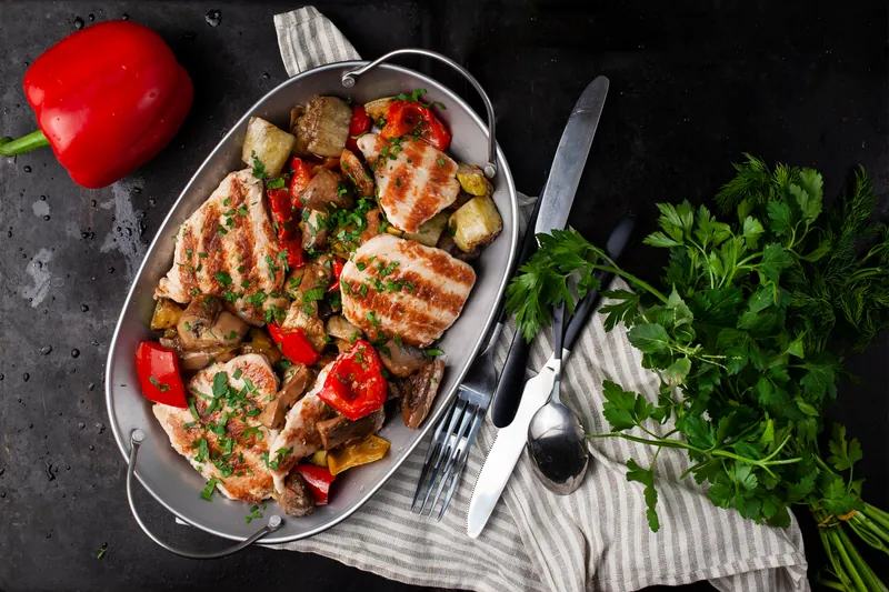 Simpel kylling med grøntsager og persilledip - Ketoliv