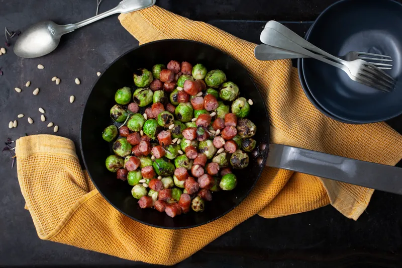 Simpel pølseret med rosenkål, toppet med pinjekerner - Ketoliv