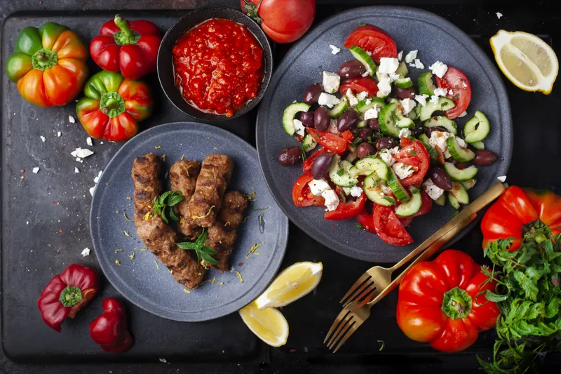 Sis köfte med græsk salat og haidari - Ketoliv