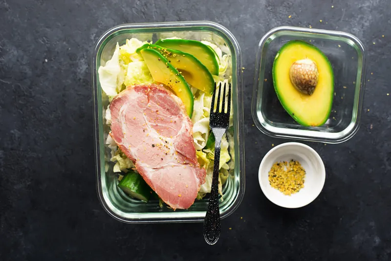 Skinke med avocado, spidskål og sennepsfrø - Ketoliv