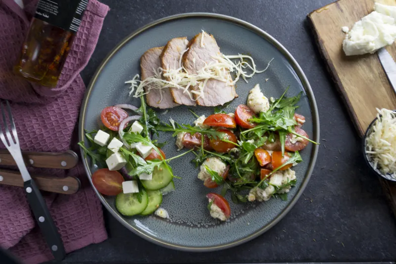 Skinkeculotte med tomatsalat og græsk salat - Ketoliv
