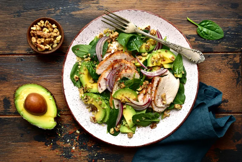 Smagfuldt kyllingesalat med valnøddedressing - Ketoliv