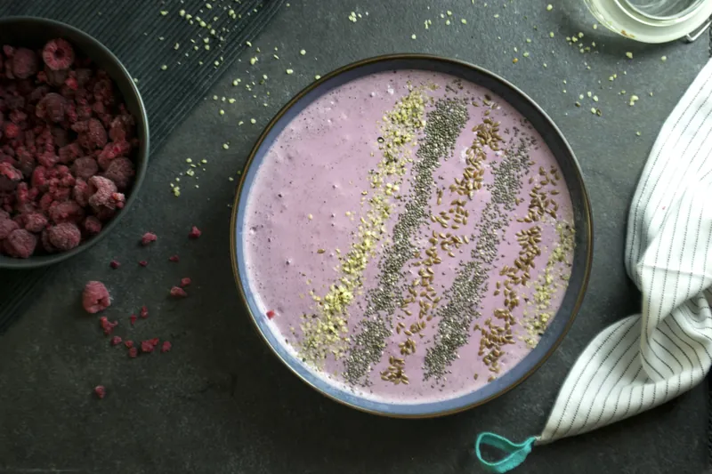 Smoothie bowl, blåbær, hindbær &amp; græsk yoghurt 10% - Ketoliv