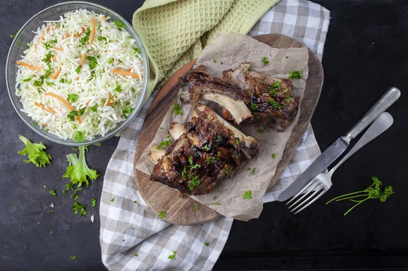 Snaskede omgang spareribs med coleslaw - Ketoliv