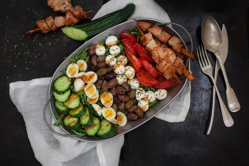 Sommerlig keto salat med kyllingespyd og mozzarella