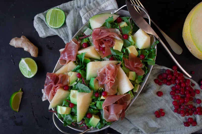 Sommerlig og let prosciutto salat med lidt melon - Ketoliv
