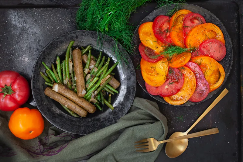 Sommerlig ret med oksepølser, bønner og frisk tomatsalat - Ketoliv