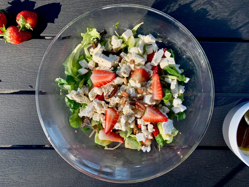 Sommerlig salat med jordbær og feta - Ketoliv