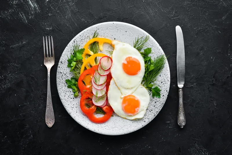 Spejlæg med peberfrugt og frisk dild - Ketoliv