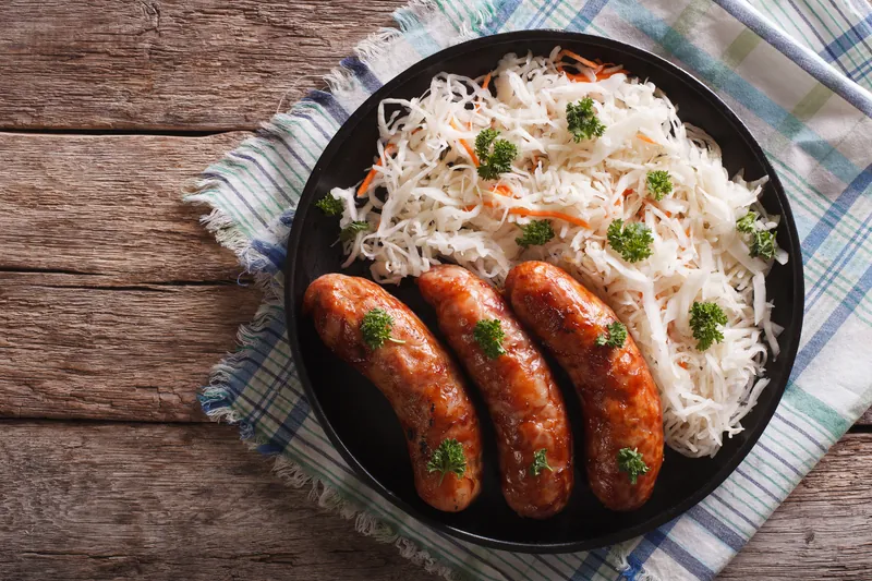 Spicy coleslaw med grill pølser - Ketoliv