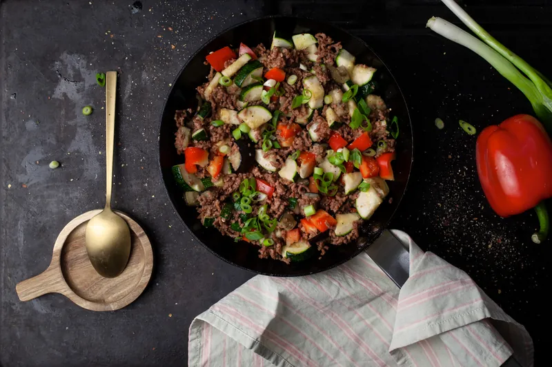 Spicy kålgryde med oksekød og grøntsager - Ketoliv