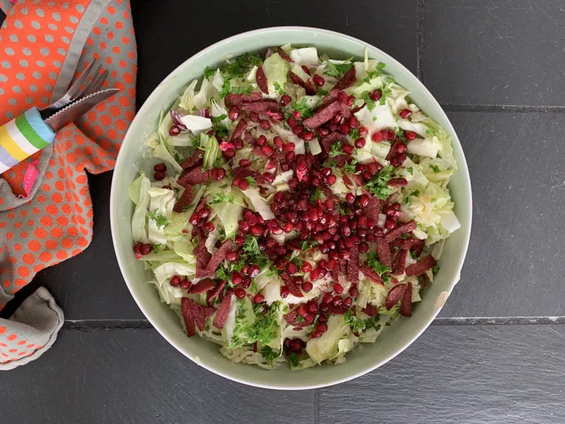 Spidskålssalat med chorizo og granatæble - Ketoliv