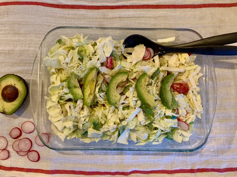 Spidskålssalat med flødedressing og avocado - Ketoliv