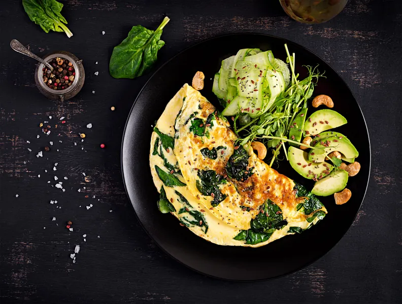 Spinatomelet med masser af grønt - Ketoliv