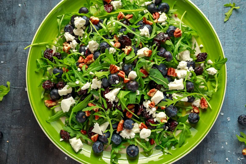 Spinatsalat med blåbær, feta og valnødder - Ketoliv