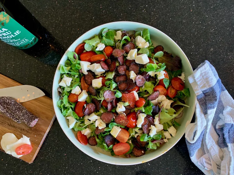 Spinatsalat med mozzarella, tomater og pepperoni - Ketoliv