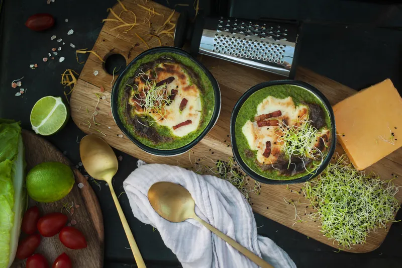 Spinatsuppe med sprød skorpe på toppen - Ketoliv