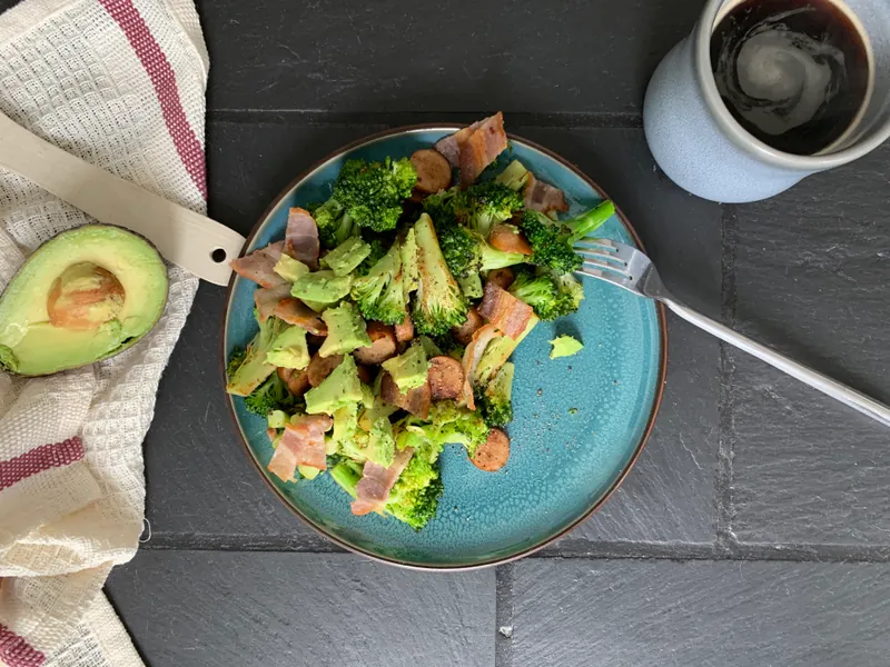 Stegt broccoli med pølser og bacon, en grøn og hurtig morgenmad uden æg - Ketoliv