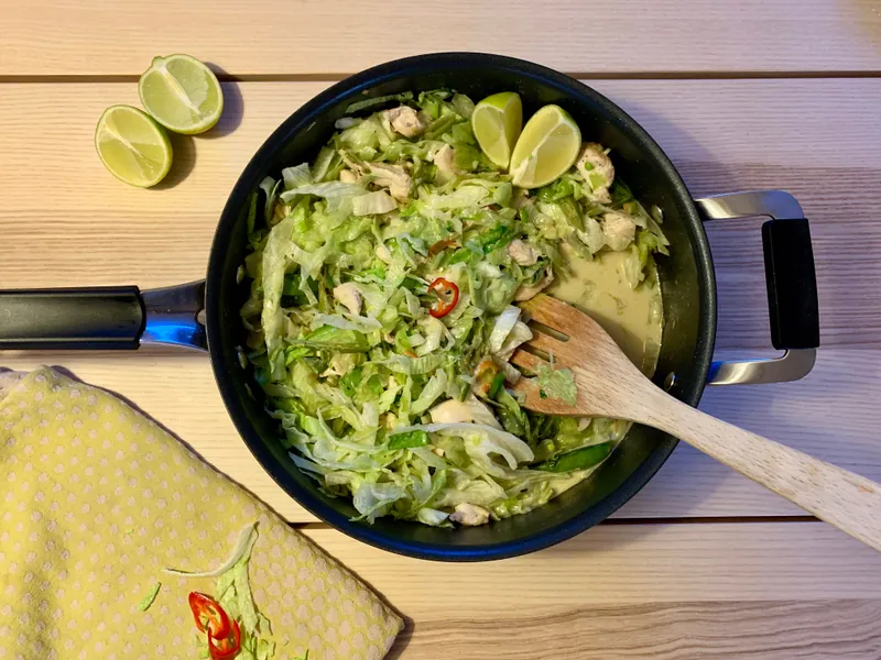 Stegt kylling med sukkerærter og iceberg - Ketoliv