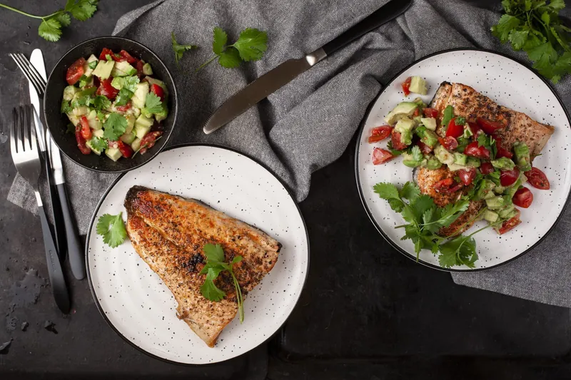 Stegt laks med en syrlig avocadosalsa til - Ketoliv