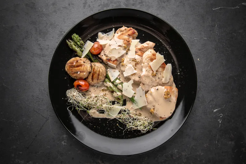 Stegt snitzler med asparges, parmesan, og verdens bedste champigonsovs - Ketoliv