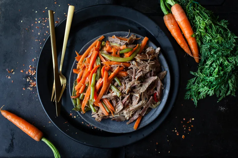 Strimlet and med friske grøntsager - Ketoliv