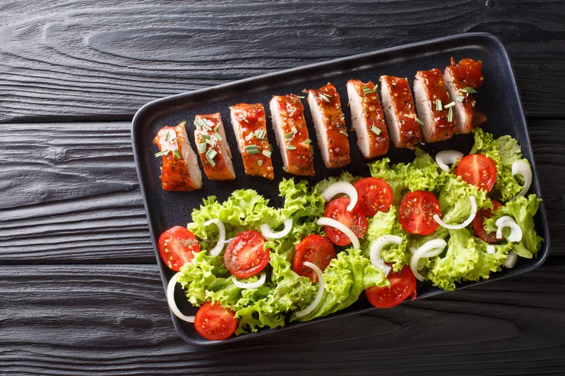 Svinemørbrad med frisk salat af cherrytomater - Ketoliv