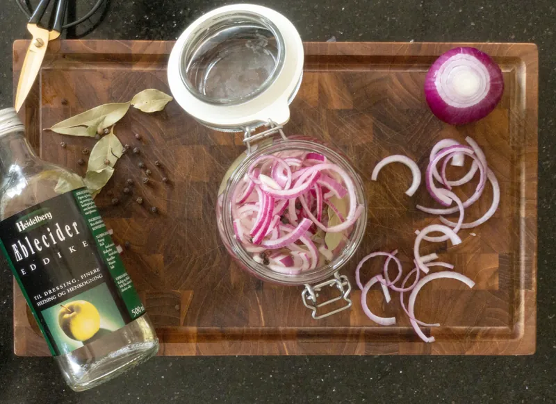 Syltede rødløg i æblecidereddike - Ketoliv