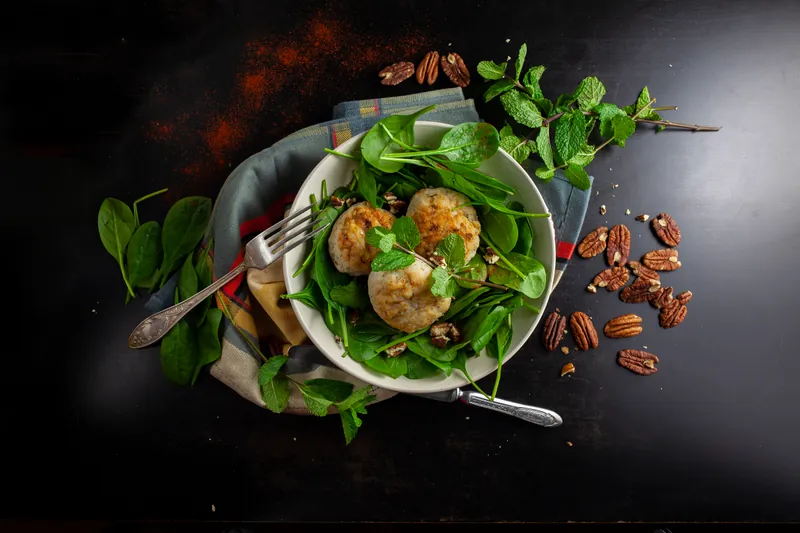 Syrlige og friske kyllingekødboller med en asiatisk salat og pekannødder - Ketoliv