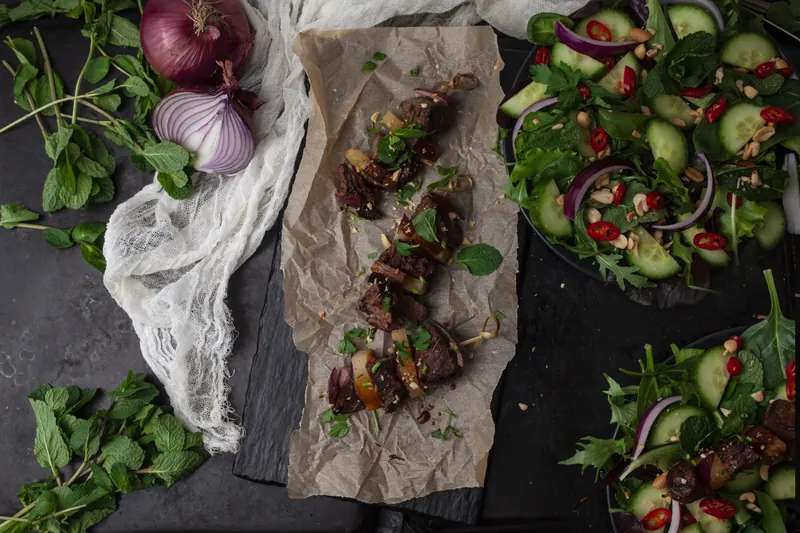 Teriyaki kødspyd med thai salat - Ketoliv