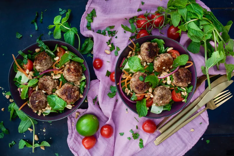 Thai kødboller med peanutsalat med mynte og koriander - Ketoliv