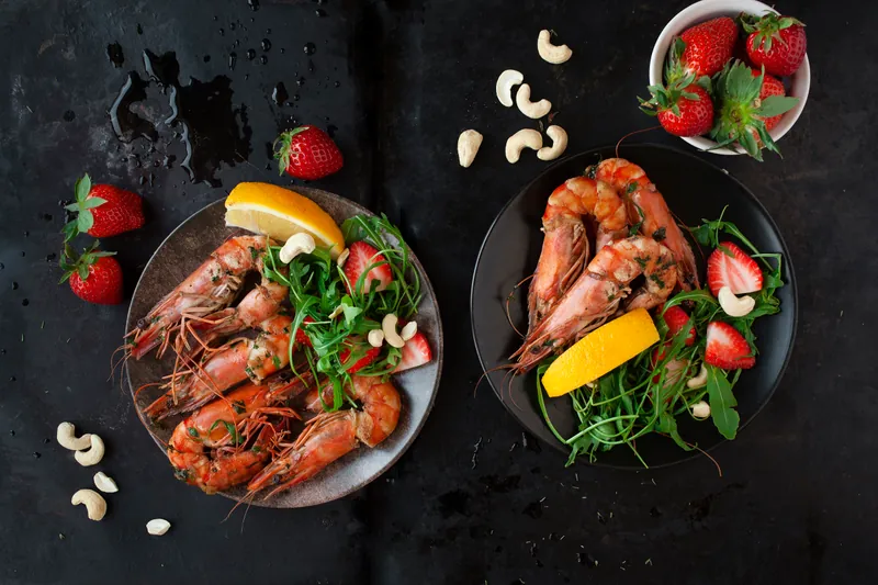 Tigerrejer med jordbær og citron salat - Ketoliv