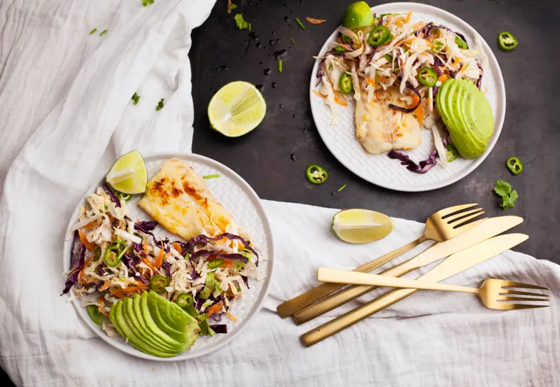 Torsk med coleslaw og avocado - Ketoliv