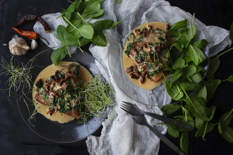 Toscansk kyllingeret med soltørrede tomater og blomkålsris - Ketoliv
