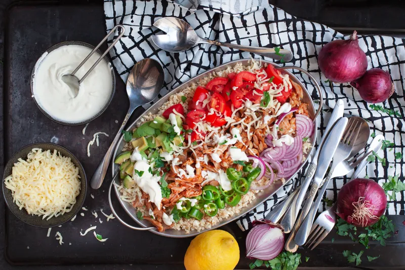 Trevlet mexikansk kylling på bund af blomkålsris - Ketoliv