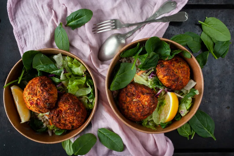 Tun- og laksefrikadeller med salat og blomkålsris - Ketoliv