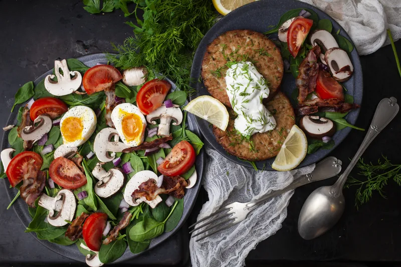 Tunbøf med klassisk spinatsalat - Ketoliv