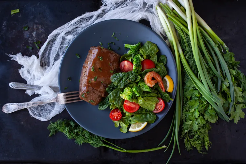 Tykstegsbøffer med broccolisalat toppet med rejer - Ketoliv