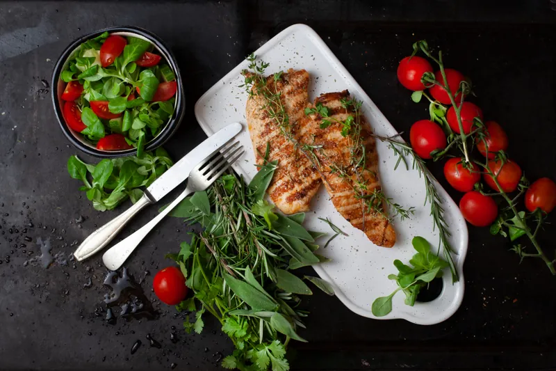 Urtekrydret kyllingefilet med grøn salat og græskarkerner - Ketoliv