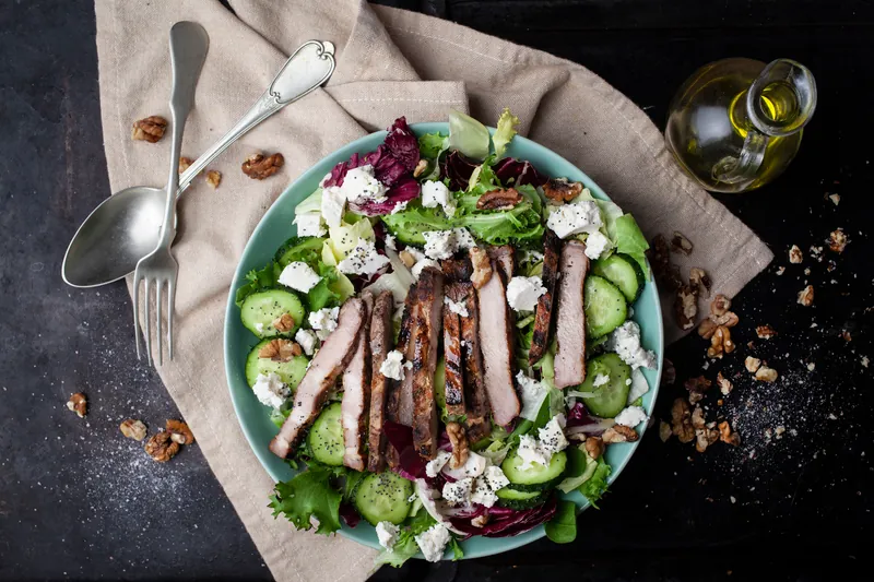 Valnøddesalat med grillet svinefilet - Ketoliv