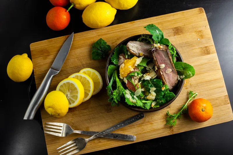 Varm og knasende andebryst med mandler - Ketoliv