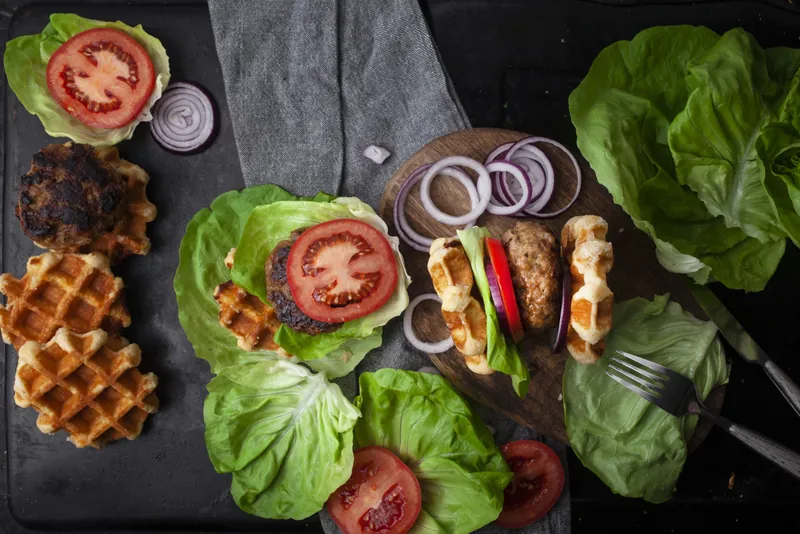 Velsmagende burger af chaffles - Ketoliv