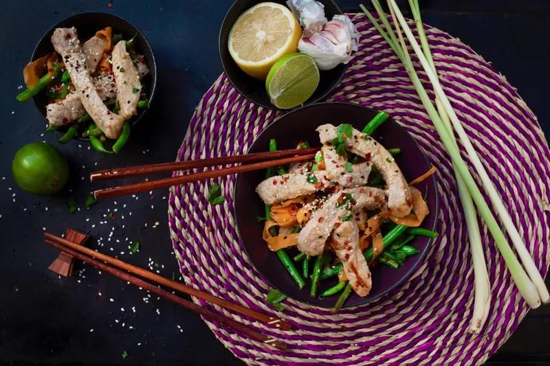 Wok med svinemørbrad og grønsager stegt i kokosmælk - Ketoliv